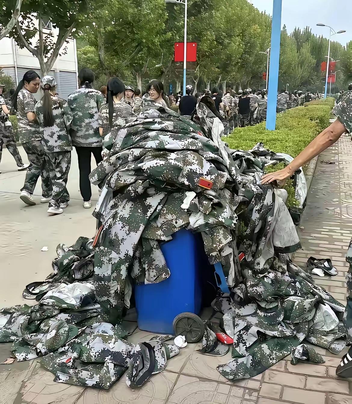 不少刚结束军训的学生，转头就把整套几乎全新的军训服直接丢弃。有网友吐槽这哪是个别