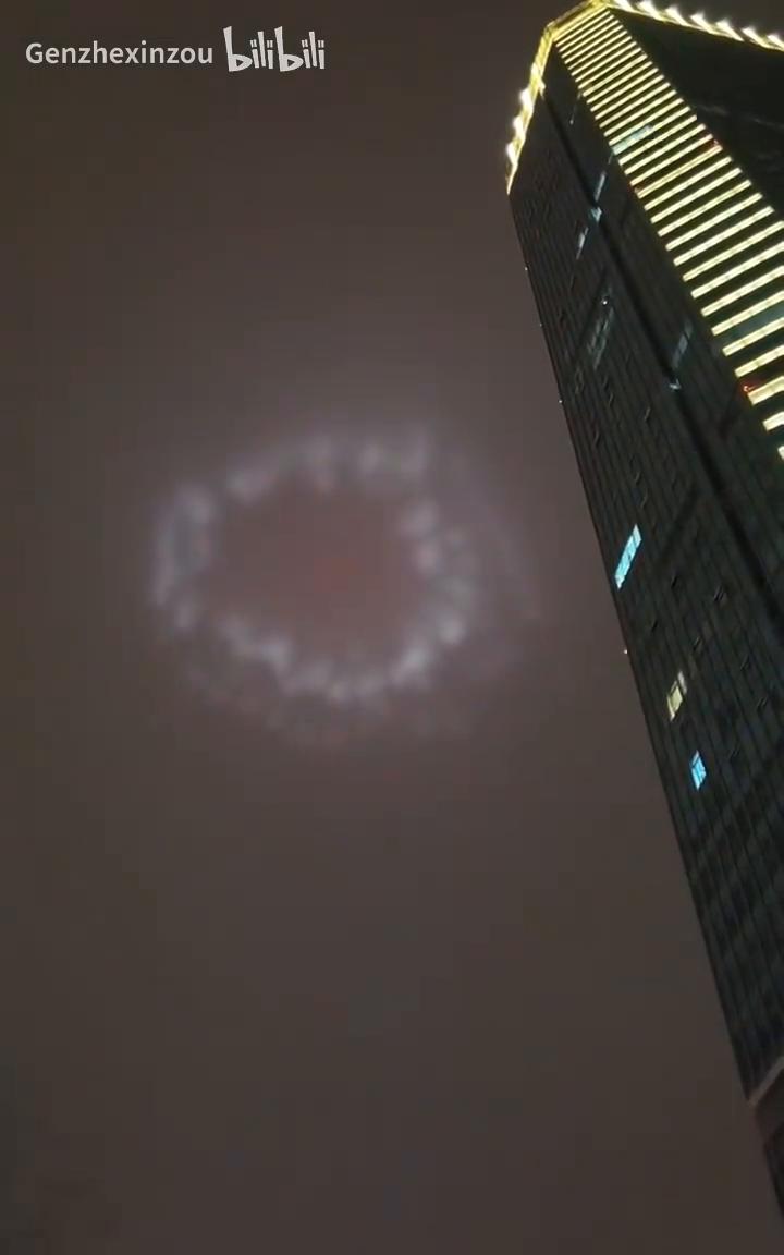 是什么东西围着？那是月亮吗？也不是，它像是什么激光什么的。这什么玩意？怎么可能云