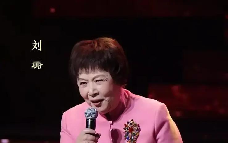 刘璐从退休后，把户口迁回东北老家，在郊区买了套带院子的小平房。每天五点起床扫