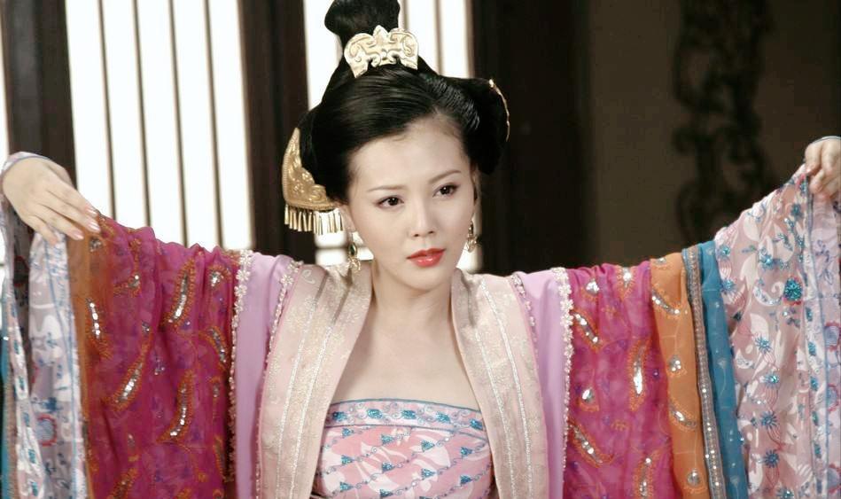 公元前205年，刘邦被项羽追杀，他跑进一户农家求救。一个美丽的少女指了指院墙旁边
