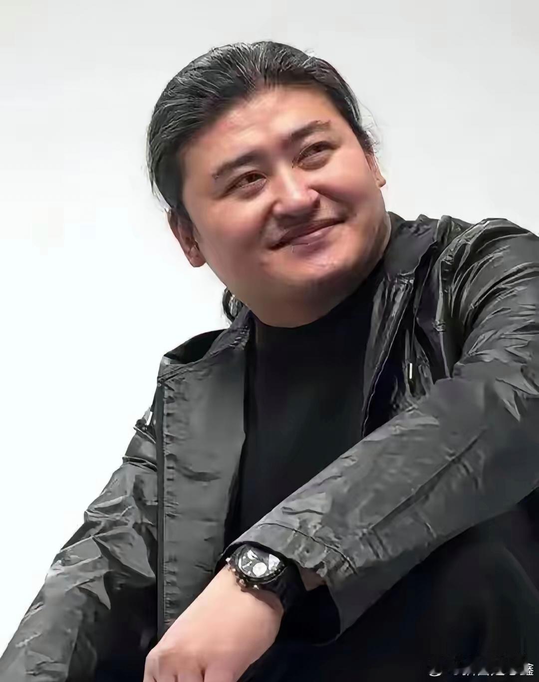 我问了学医的朋友，刘欢才63岁，怎么会这么严重。他叹了口气：股骨头坏死这病，看着不是癌症，但折磨起人