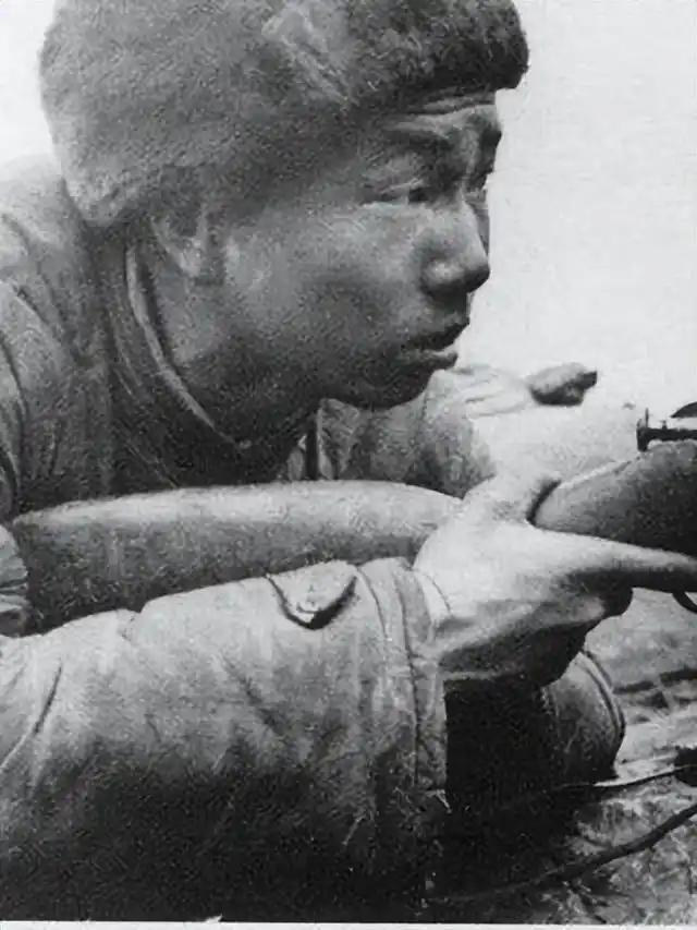 志愿军狙击手张桃芳凭借一支不带瞄准镜的莫辛-纳甘步枪，已狙杀上百名敌军。消息传到