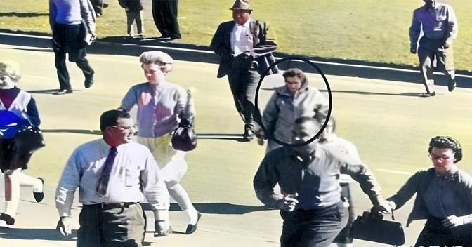 1963年11月22日，美国前总统肯尼迪遇刺身亡的现场有一位紧紧裹着头巾的女士成