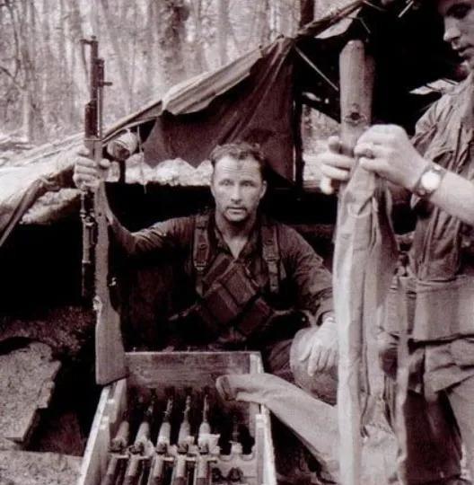 1968年，一个北越士兵端起中国造“56式”步枪，只见他瞄准了一个美国兵，当他扣