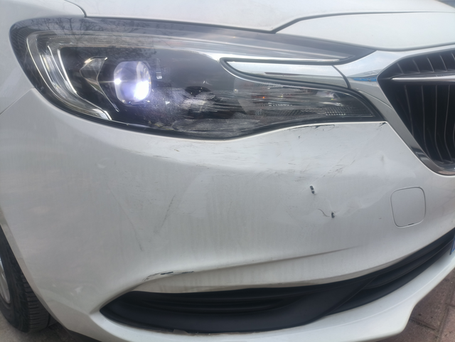 英朗快四年了首撞我双实线掉头，车头刚过线停了，一个女司机，开着个长安奔奔电动车