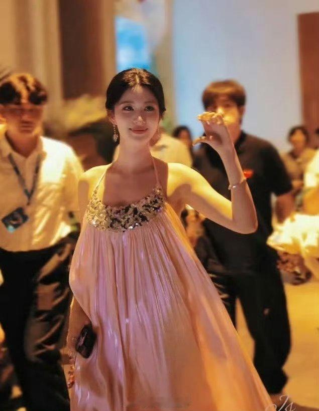 我是真的以为是赵露思…结果一个是王楚然，一个是李一桐。​美女都是相似的这句话是