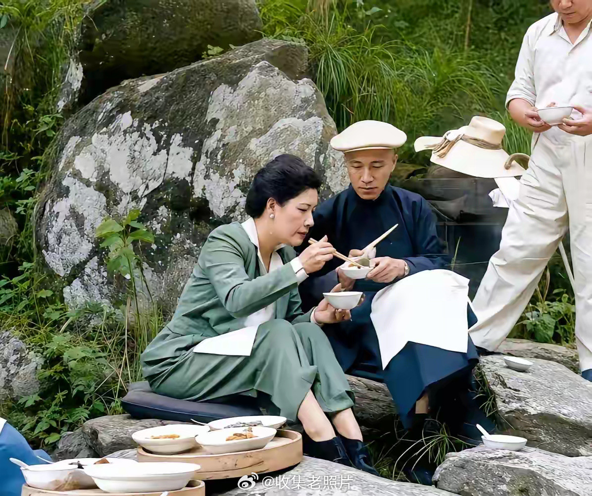 1946年，庐山。蒋介石和宋美龄于山间野炊。老蒋一辈子最骄傲的事就是炒饭和写日记