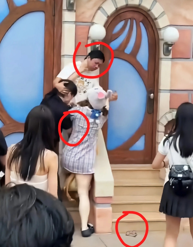 我婆婆看了迪士尼“打架情侣”的视频，突然说了句:这俩孩子成不了了我问
