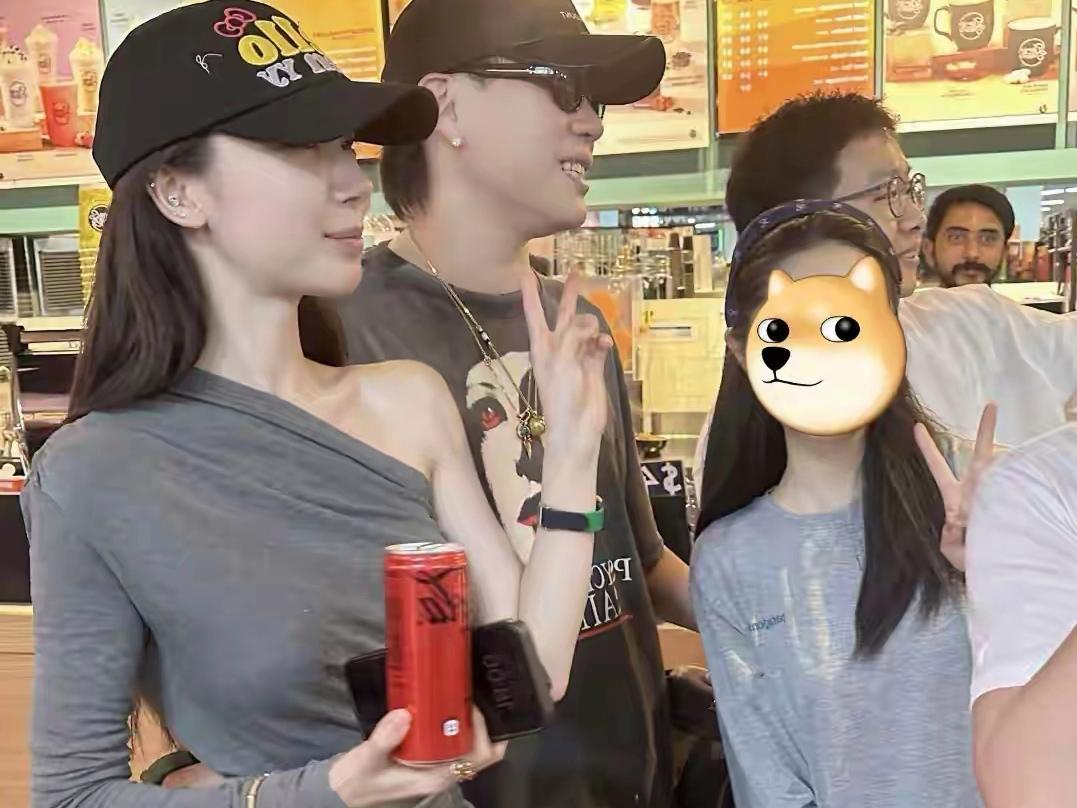 胡彦斌易梦玲回国被拍，二人如胶似漆，梦玲素颜很美身材超棒