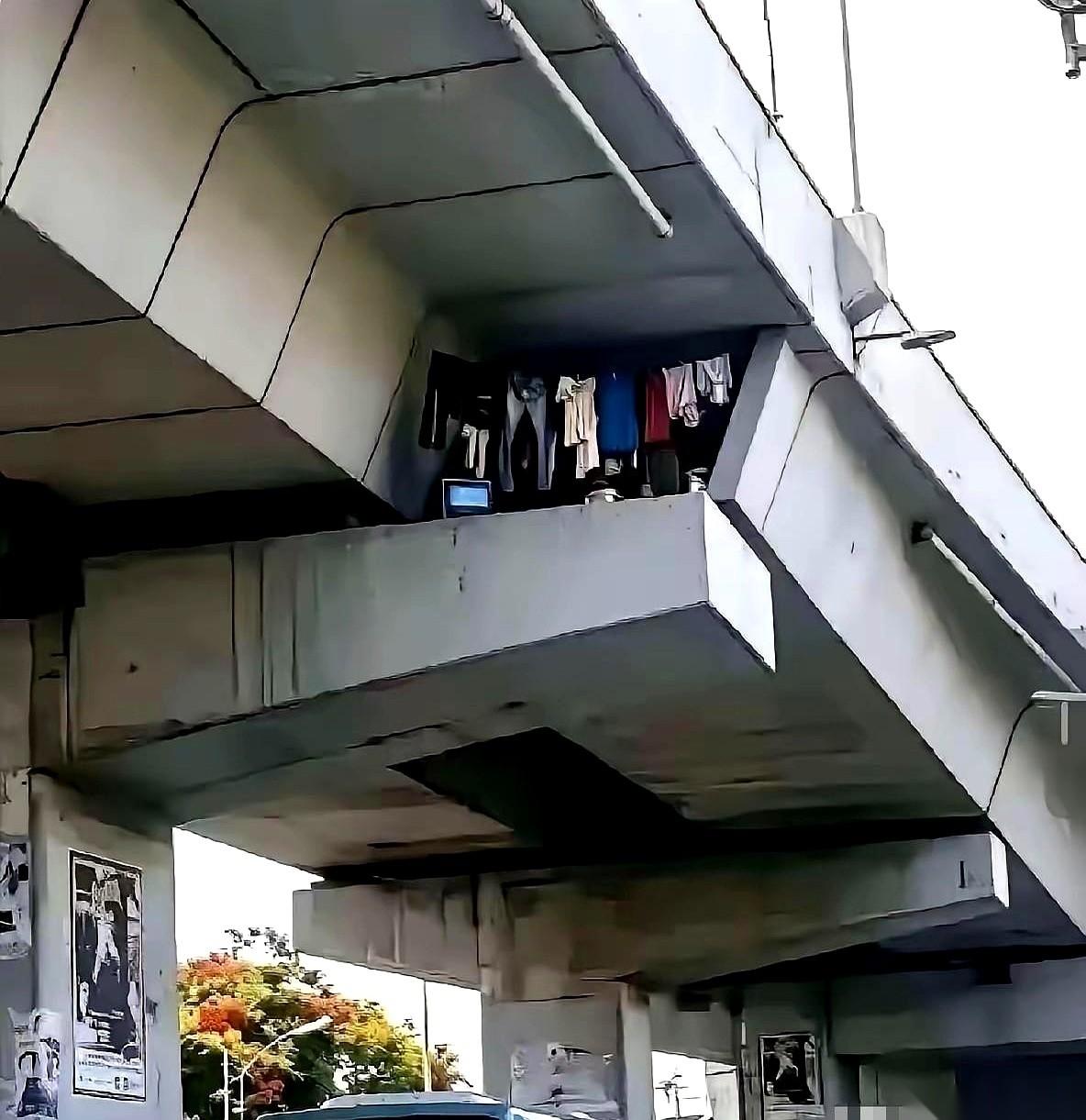 重庆01路公交车，正吭哧吭哧往高架桥上爬。一个天天坐这趟车通勤的师傅，无聊中一抬