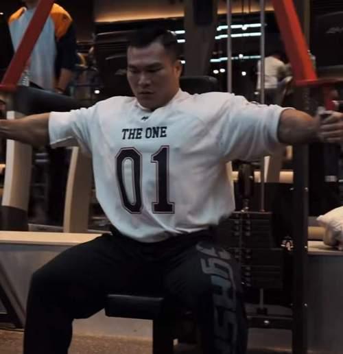 惊！30岁健美冠军王昆突然离世肌肉猛男的悲剧给所有人敲警钟刚刷到个揪心消