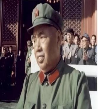 1952年，许世友将军回乡探亲，哪料，他看见叔叔许存礼，掏出枪就要动手。母亲却突