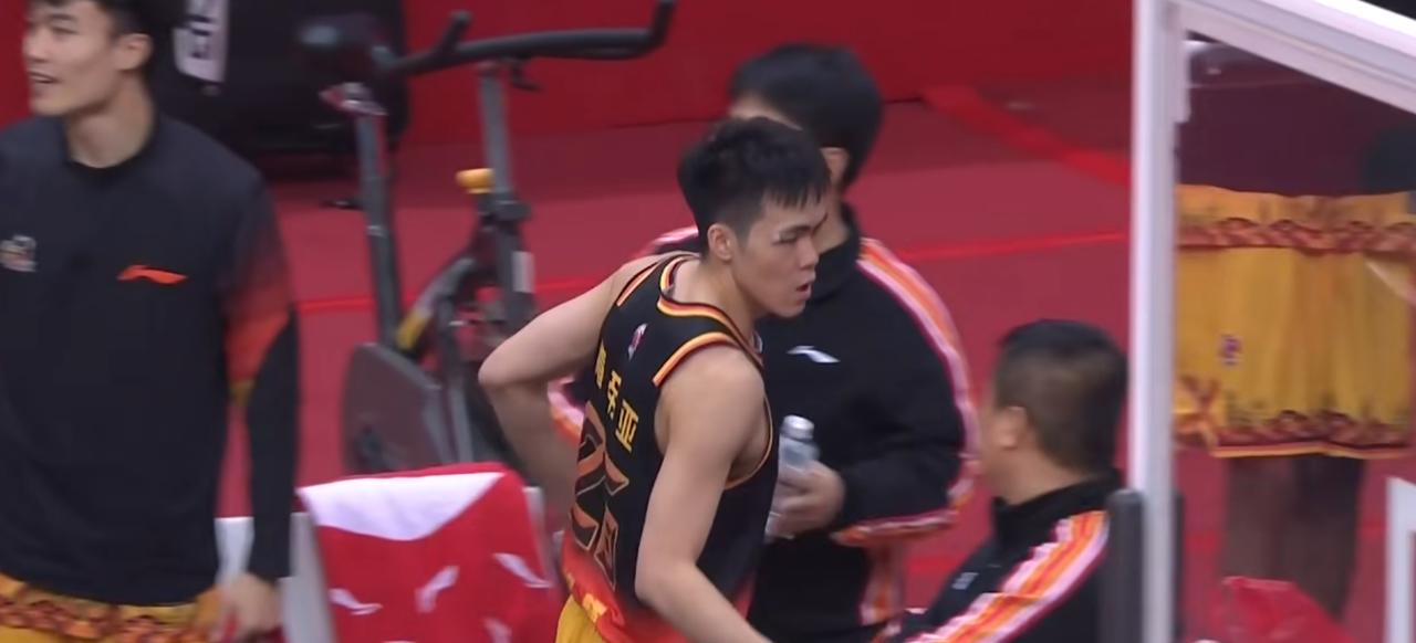 1月29日晚，江苏队在庞峥麟的带领下，一波流带走了比赛，庞老六35分钟，得到了2