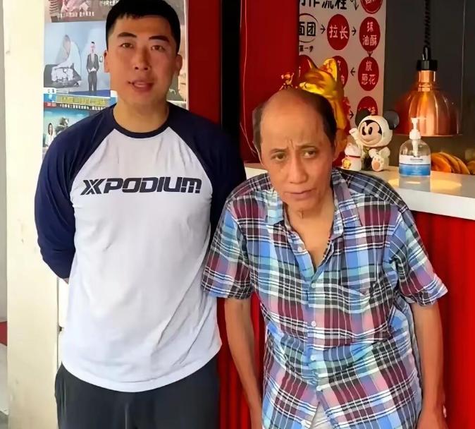 曾经的上海网红店阿大葱油饼排队成长龙，如今冷冷清清。阿大葱油饼卖到十元一个，要知