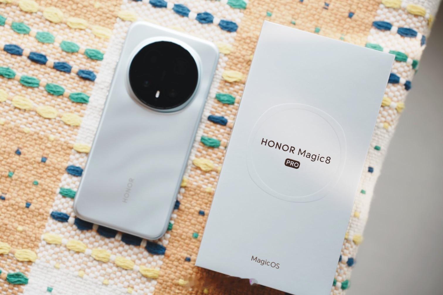 开箱上手|荣耀Magic8Pro天青色外观方面这代较上一代很多人可能会觉