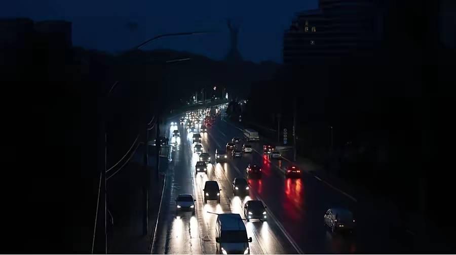 致命打击！俄军精准瘫痪乌能源，基辅成冰窖，乌军后勤全断士气归零俄罗斯一直在空