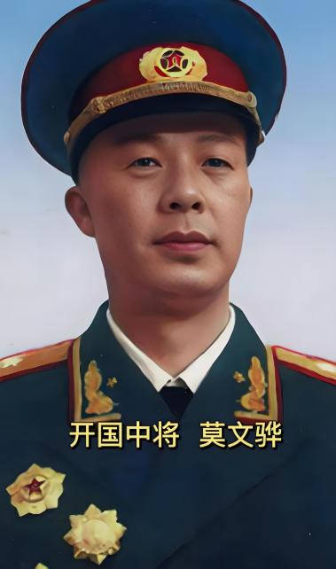 1941年夏，军法处长莫文骅攥紧卷宗，额头青筋暴起：“证据不足，这枪决命令我绝不