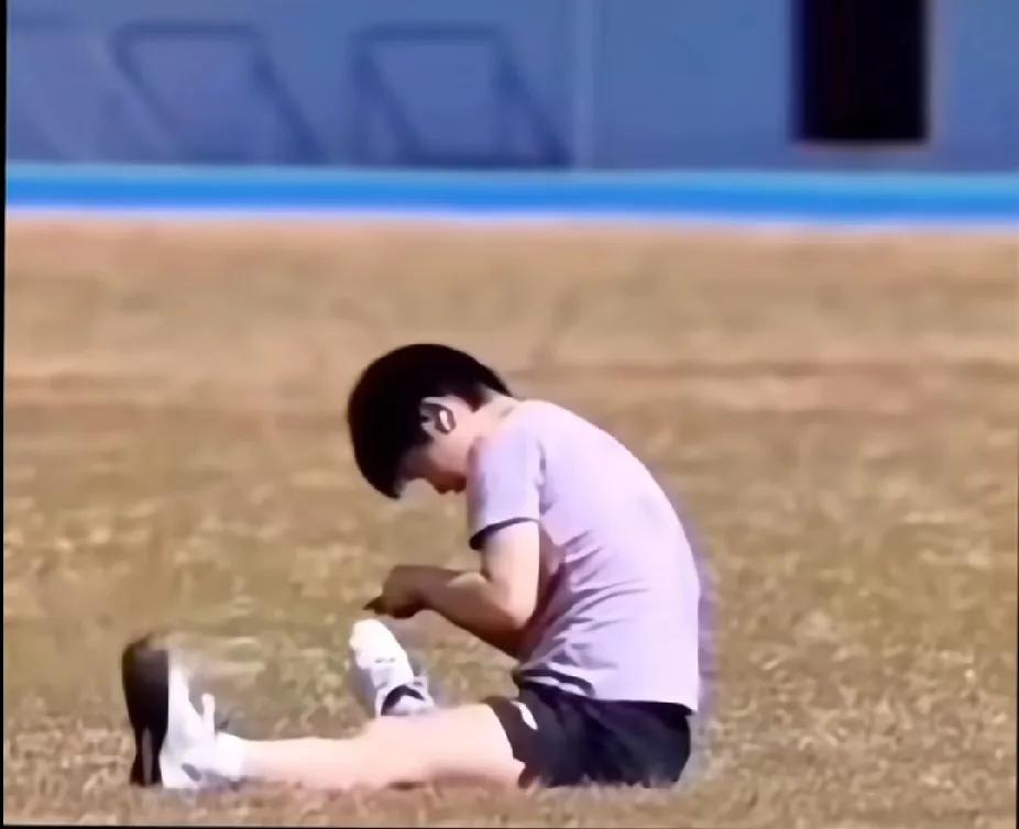 可爱莎！被“罚跑”后草坪上乖巧一坐谁懂啊！看到孙颖莎被李爷爷“罚跑”1万米