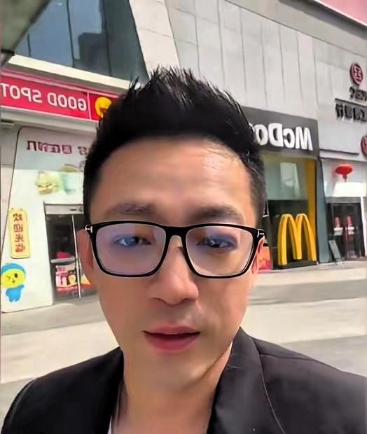 汪小菲直播很火,张兰也一直帮忙,他们母子配合,卖货很多,大家也都看好,觉得他们不