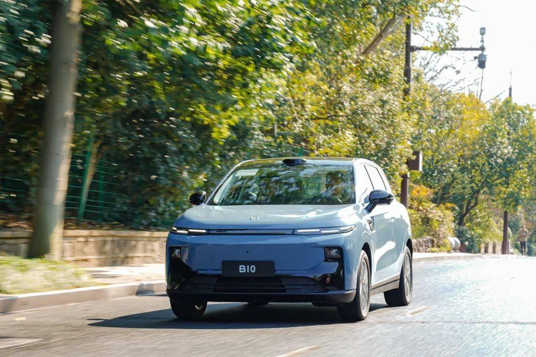 辅助驾驶大比拼：激光雷达VS纯视觉，能稳过窄库、堵路才是真本事 如今的汽车市