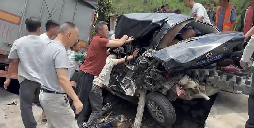 惨烈！大货车失控连撞七八辆车，两辆小车被压在货箱下惨不忍睹！7月18日13时31