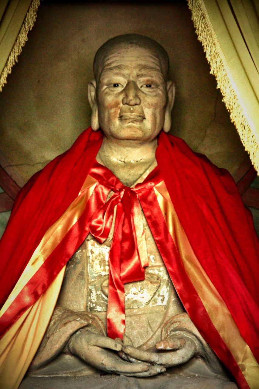 1996年，山西一名村民在寺庙打扫时，靠着佛像睡着了，醒来后，他发现自己