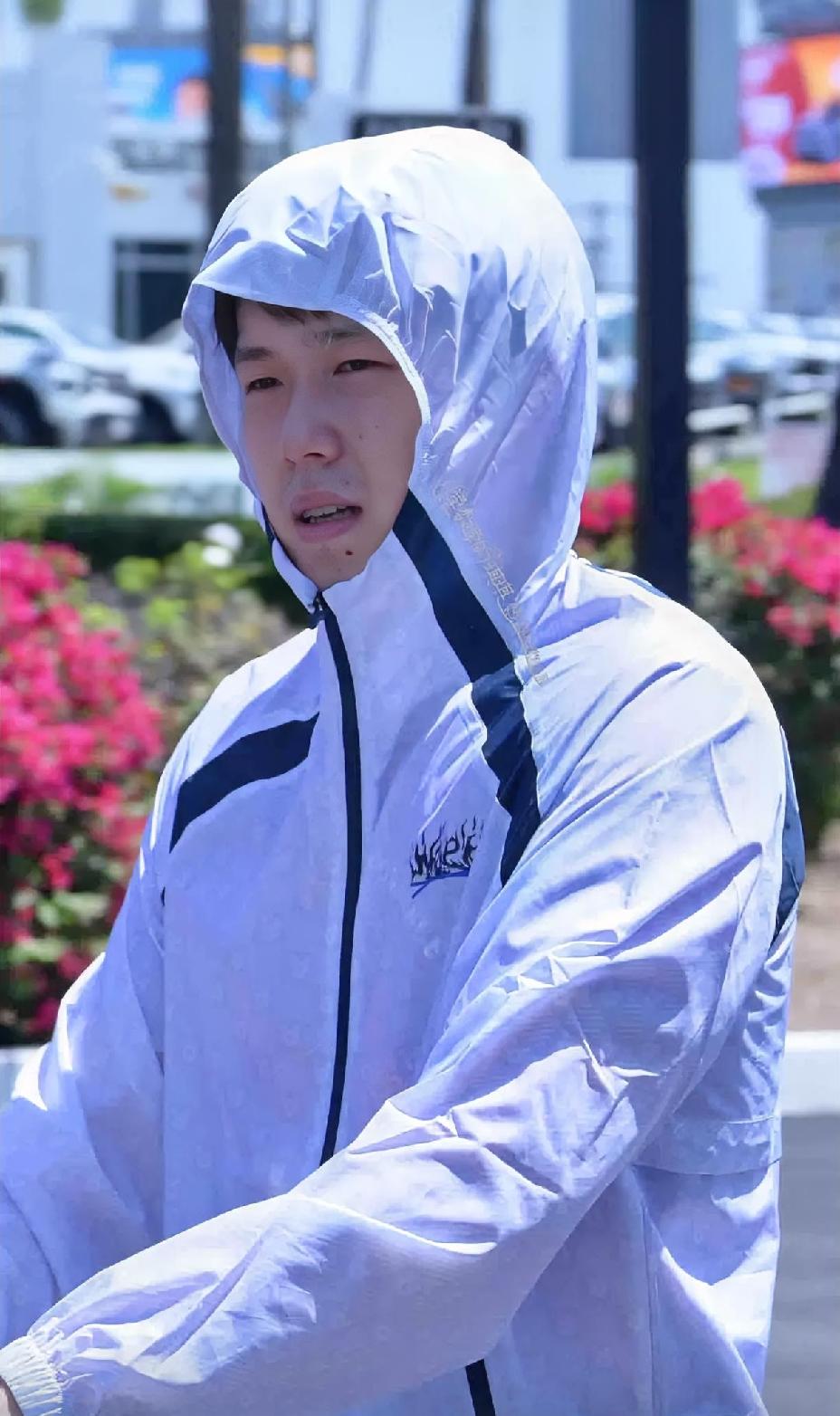 被晒得没招了的王队，王楚钦新造型，估计又要在抖音跑一天了，怎么能那么可爱呢