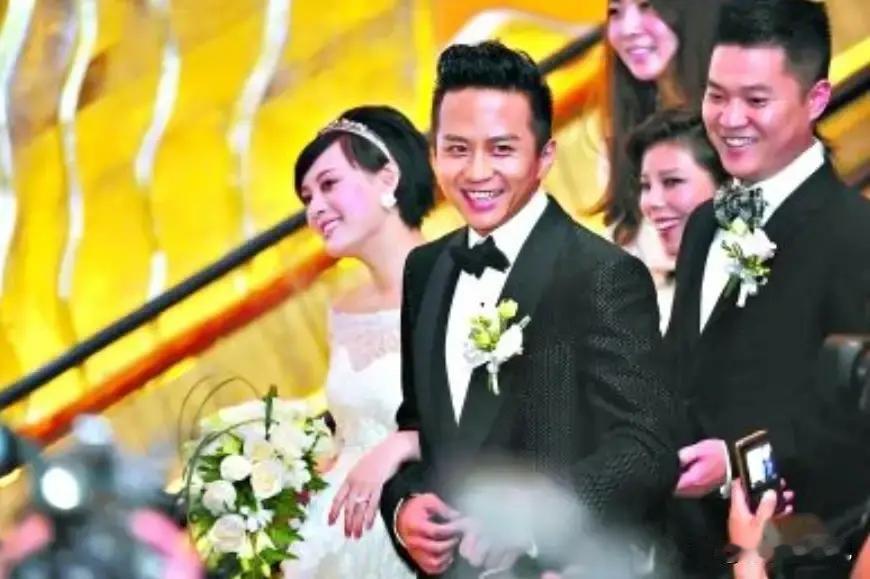 2011年，邓超和孙俪大婚当天，佟大为在婚礼现场喝得酩酊大醉，邓超不解，就过来问他：“兄弟，我结婚，