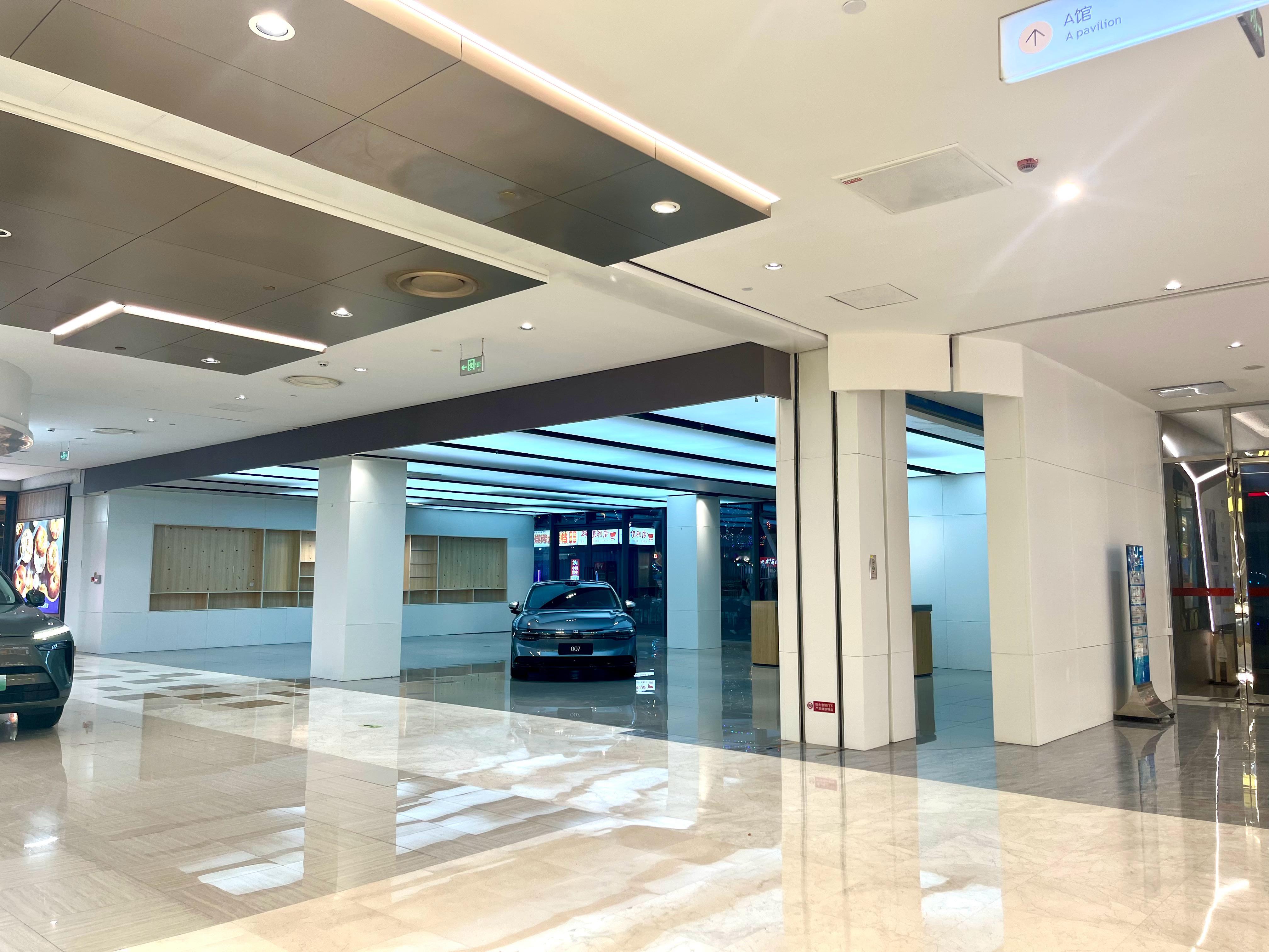 这个极氪门店应该是搬到另一个地方了就剩下一台007在这里看店好心动好想开走​​
