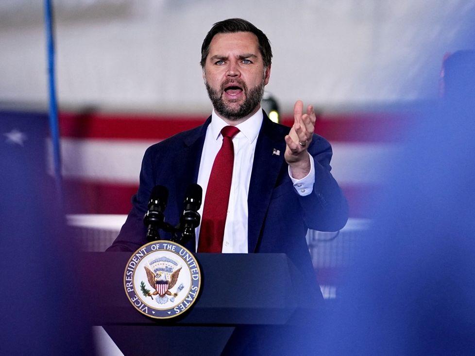 任何希望昨晚有不同结果的人都不是在清醒思考。如果特朗普死了，万斯将接任总统职位