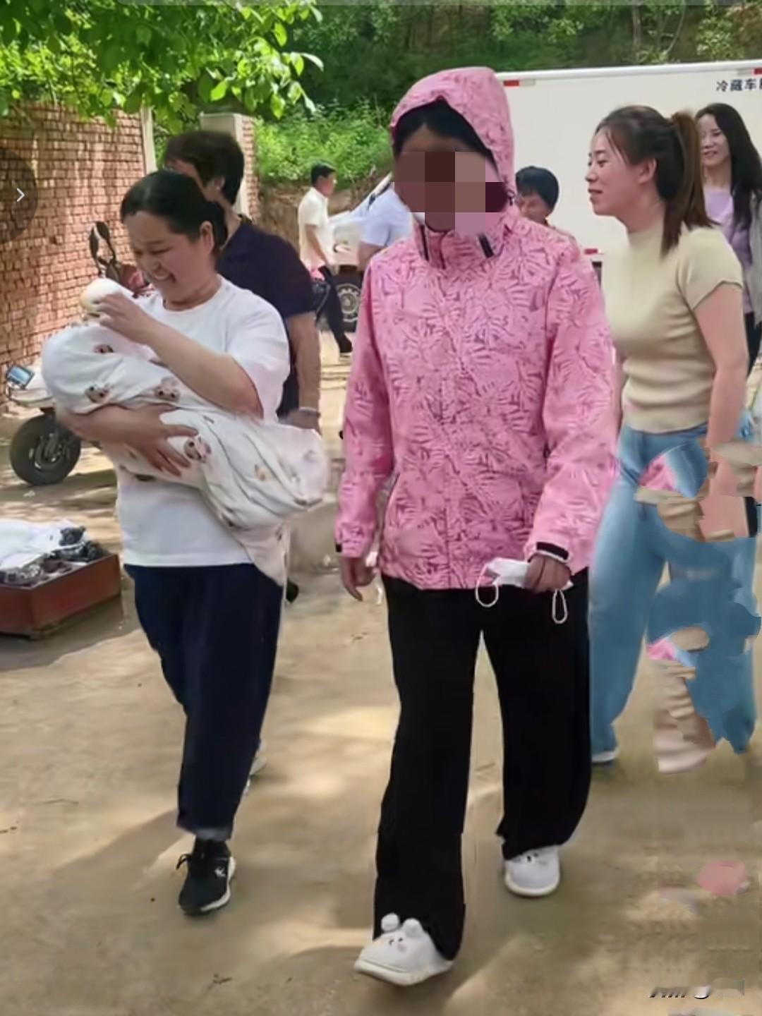 傻大妮的儿媳妇就是新社会的“少奶奶”。孩子都满月了，还一直有保姆伺候着。在农