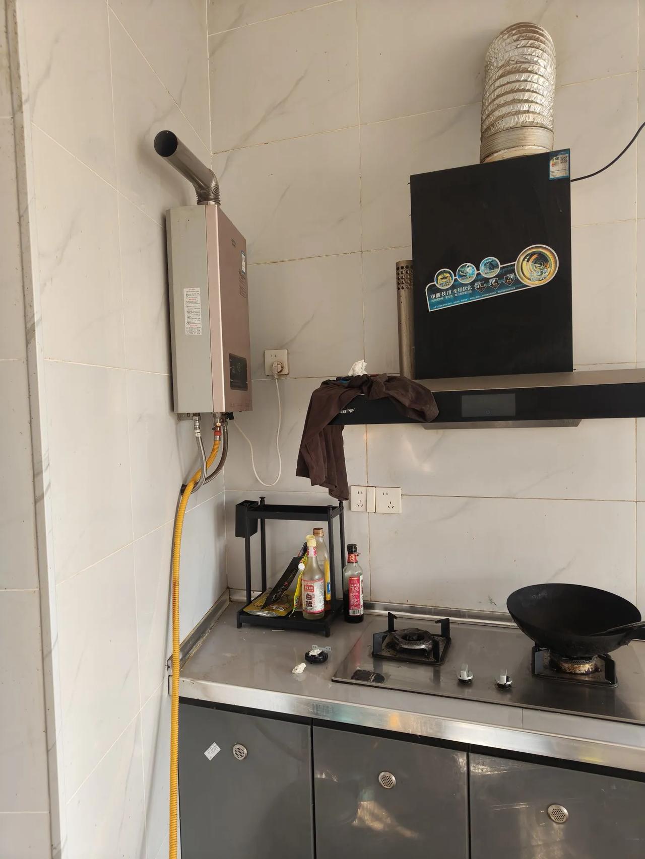 有位客户向我咨询，称热水器无法打火，但风机在转，屏幕显示E4。我查看故障代码后，