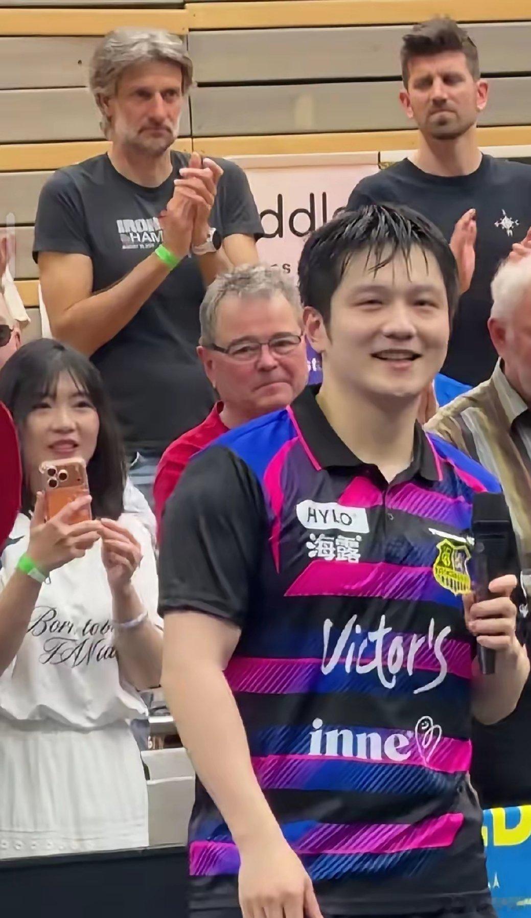 樊振东在德甲的告别仪式上，最让人动容的一幕，并非他笑着致辞道别，也不是赛前全场齐