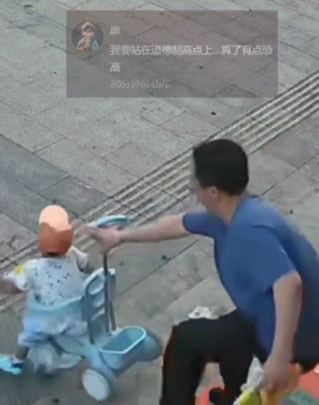 山东一超市监控拍下，一名男子拿起一瓶水后走向收银台，可到门口时，男子一个健步便冲