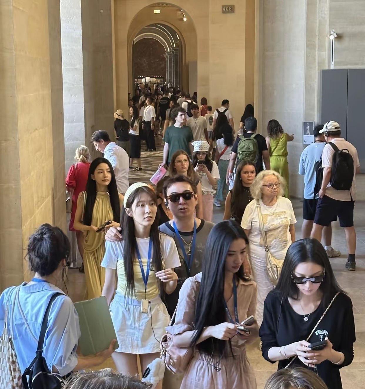 37岁王思聪国外被拍身边围五六个美女，正牌女友懒懒不吵不闹专心搞事业，网友说这心