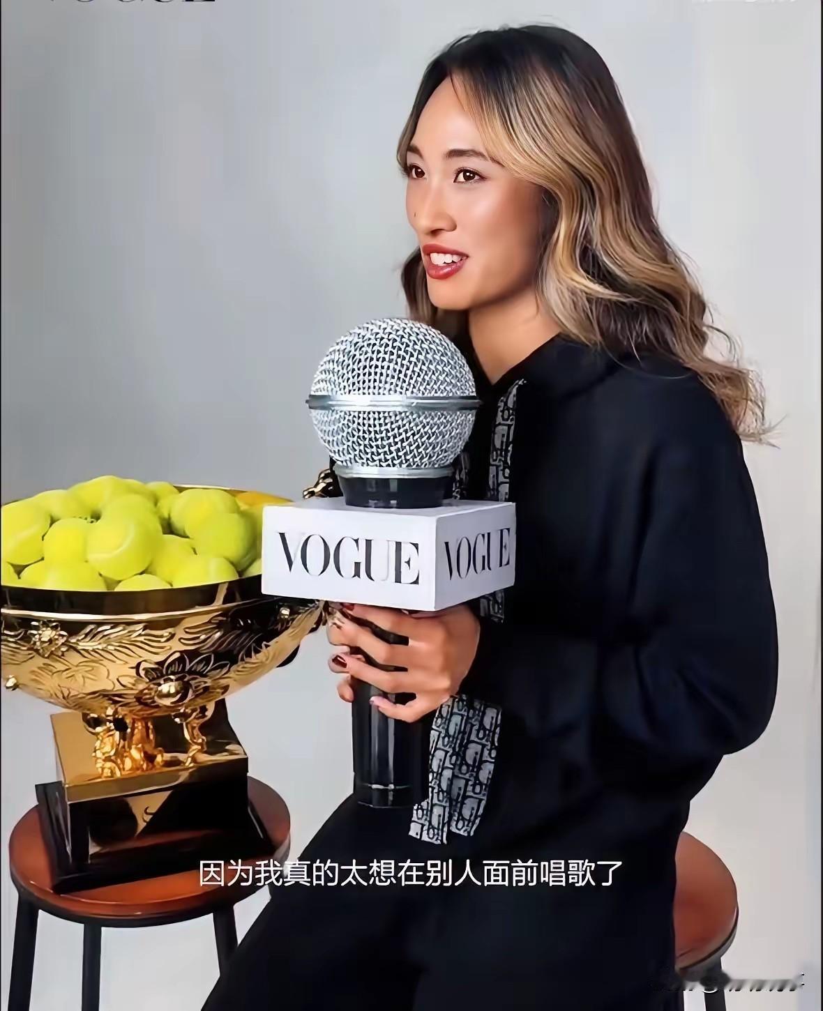 郑钦文这波，品牌没跑反加注。不是因为她刚夺冠也不是因为粉丝喊得响。是