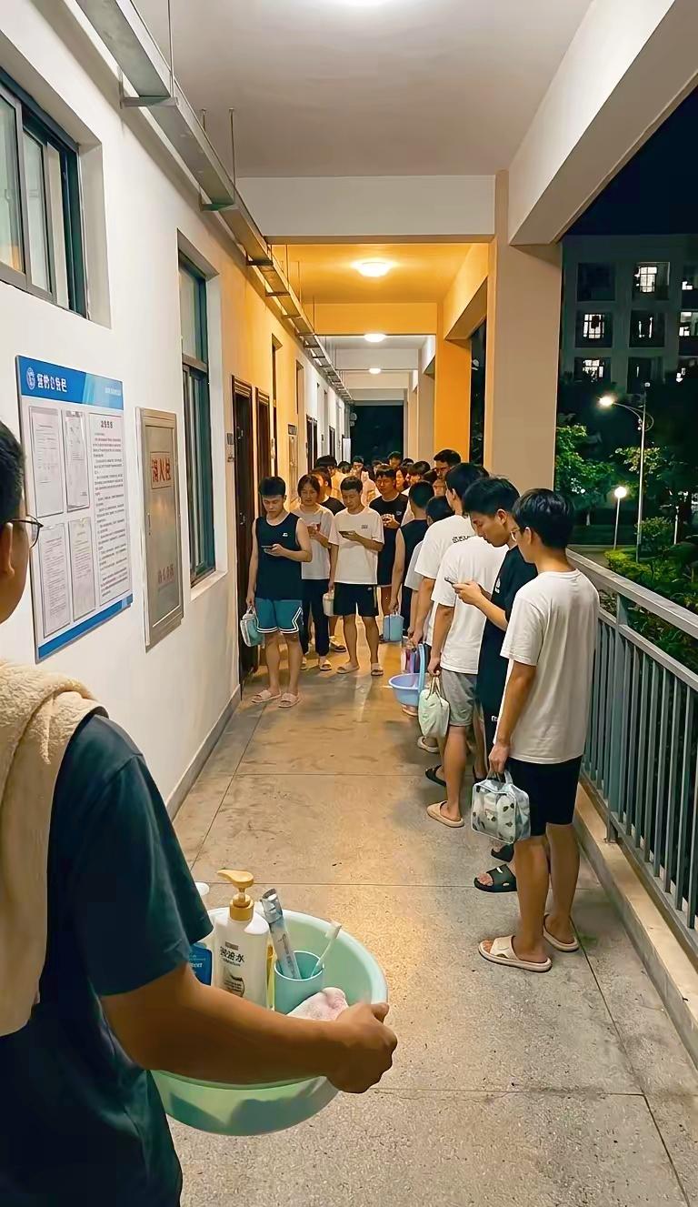 孩子在外地上学，昨晚十一点发来一张照片：宿舍楼下排队等洗澡。我第一反应是让他出去