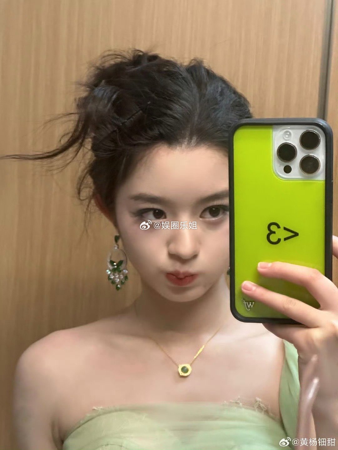 有人说是黄杨钿甜虚荣才惹了祸，这也算不上是虚荣，哪个女孩儿没有悄悄的穿过妈妈鞋柜