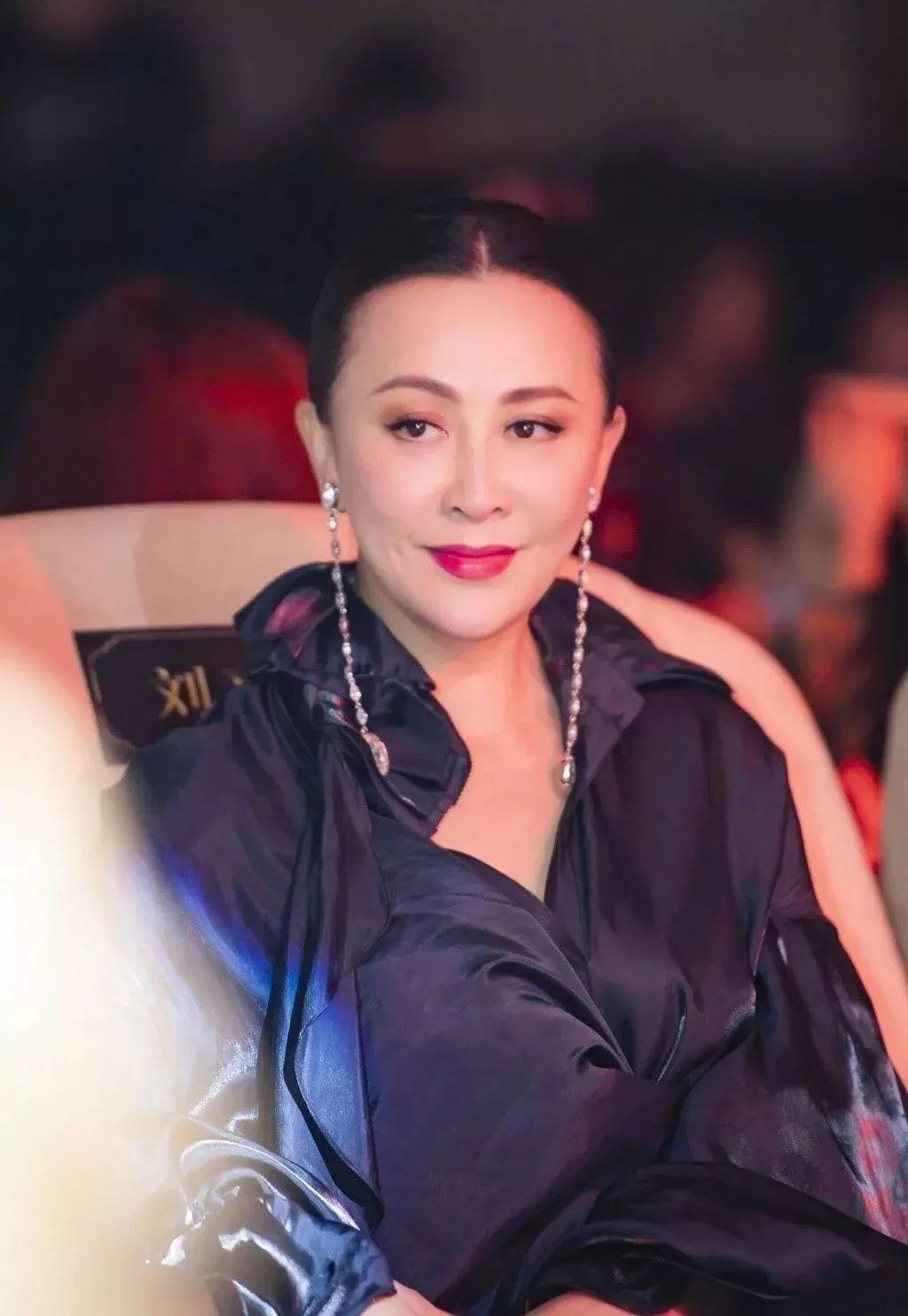 有一次，胡军对膝下无子的刘嘉玲说：“姐，想要儿子么？”刘嘉玲一口干完白酒：“别开