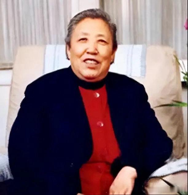 她是最低调的主席夫人，晚年骑自行车上下班，如今95岁高龄仍健在说起“主席夫人”，