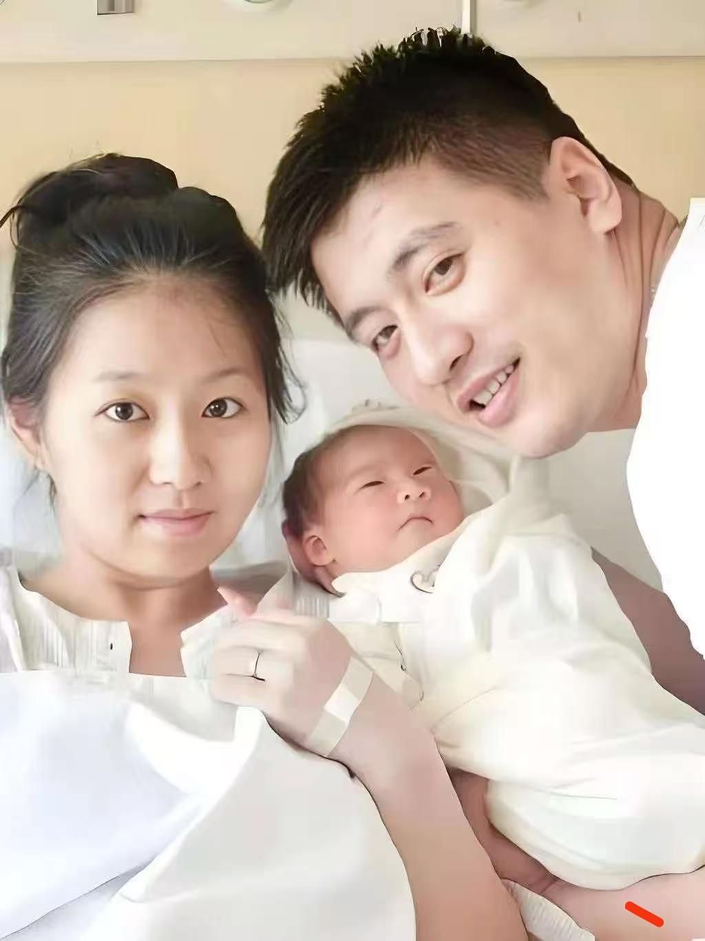 如今，最难受的莫过于李丽婧以及女儿张姩菡了。很多人不知道，李丽婧1991年