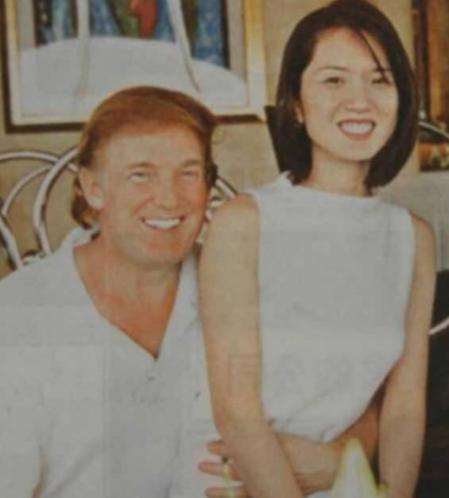 1995年，49岁的唐纳德·特朗普身处香港，他的怀里拥抱着一位年轻的中国女性，这