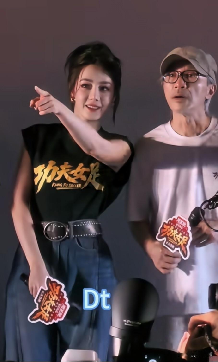 怪不得说要演大导作品，热巴就这样坐收实绩，路演现场乐开了花。上映不到一天，电影
