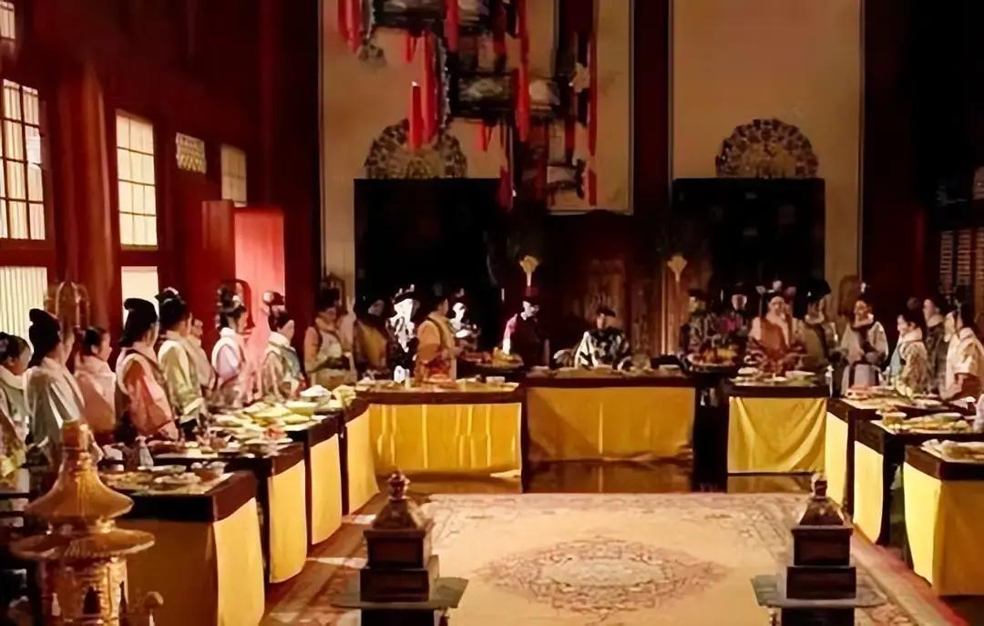 康熙年间，一日，康熙帝在御花园游玩，偶然间望向辛者库，恰巧看见了一位年轻漂亮、活泼可爱的女子再辛者库