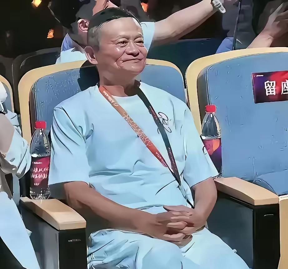 这是网友从较远处在7月20日“世界杯”决赛中，拍到的马云在纽约体育馆里看西班牙与