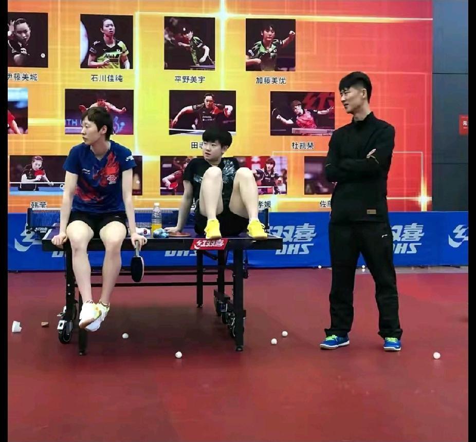 挖到宝了！这张名场面居然是海产姐妹同框第一次刷到这张图的完整版！原来当年火