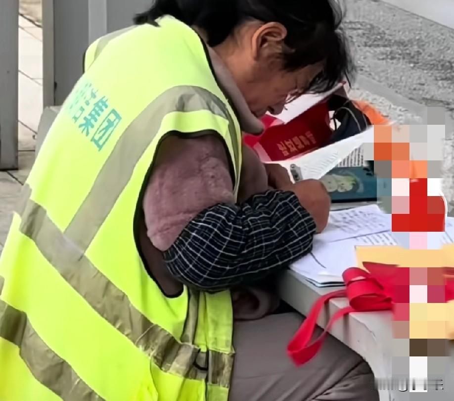 近日，河南信阳一环卫工阿姨工作间隙，在公交车站牌的椅子上认真学习，她说:“做完本
