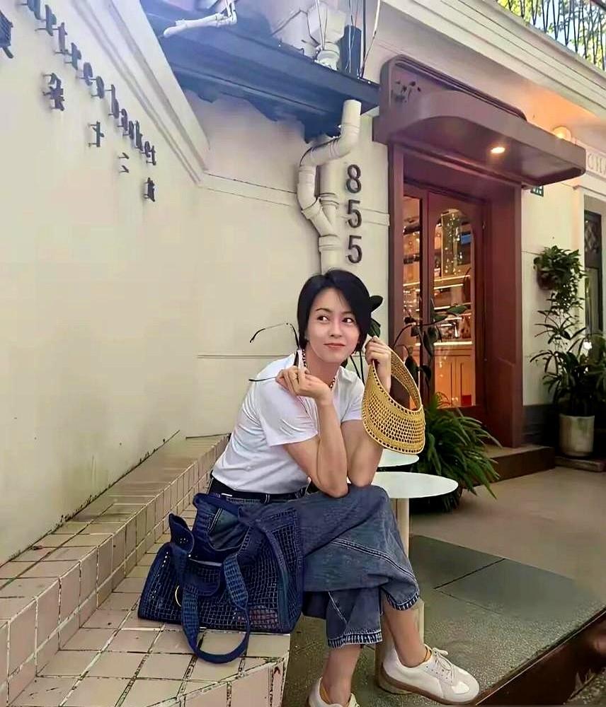 我算看明白了，梁咏琪哪是天生丽质，她这是把保养当成了一项精密工程。早上燕麦拿