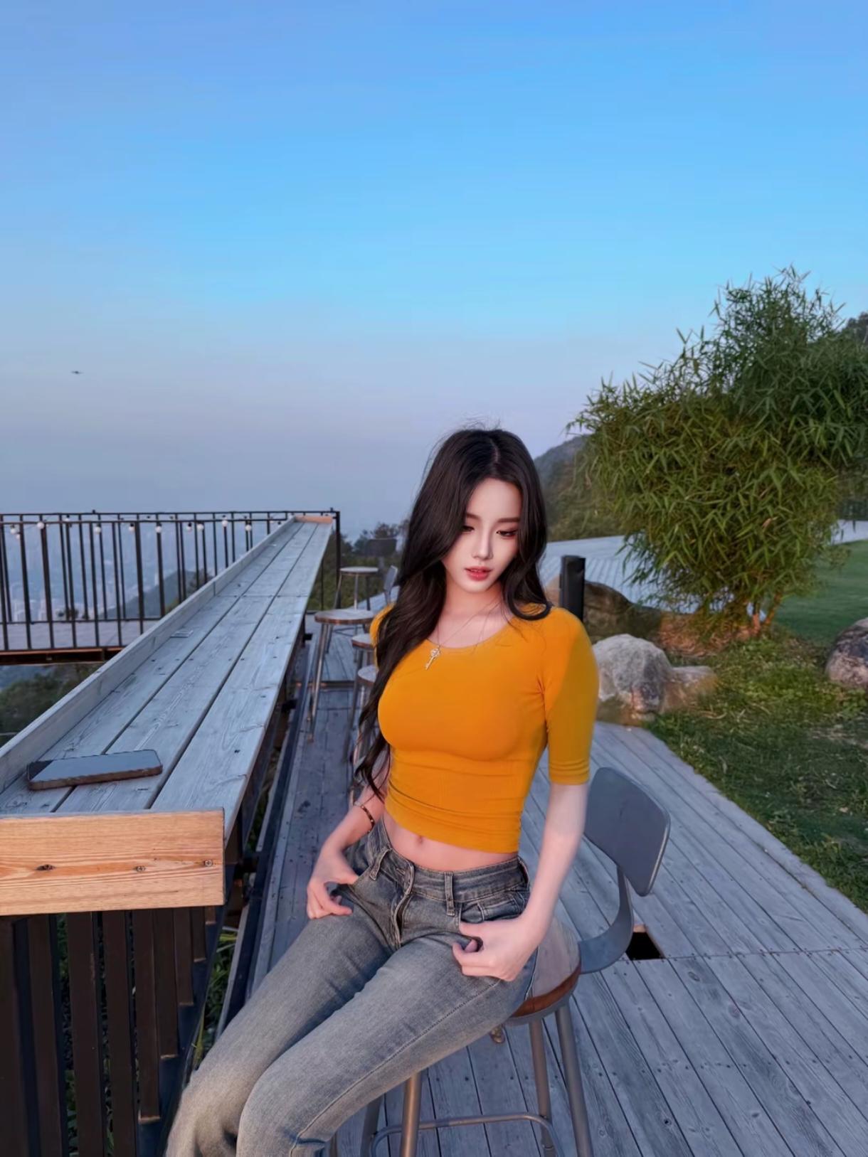 临江仙·山间暮色逢娇影远岫叠青凝暮色，晴光漫染层林。木台秋千系云深，橘衣裁