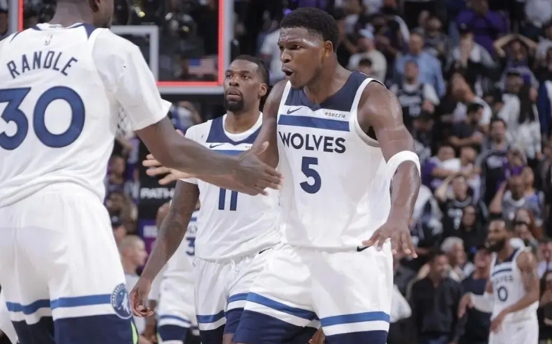 发没发现，火箭和森林狼特别像，两个队就像在照镜子。都没有正牌控卫，阵地战打的